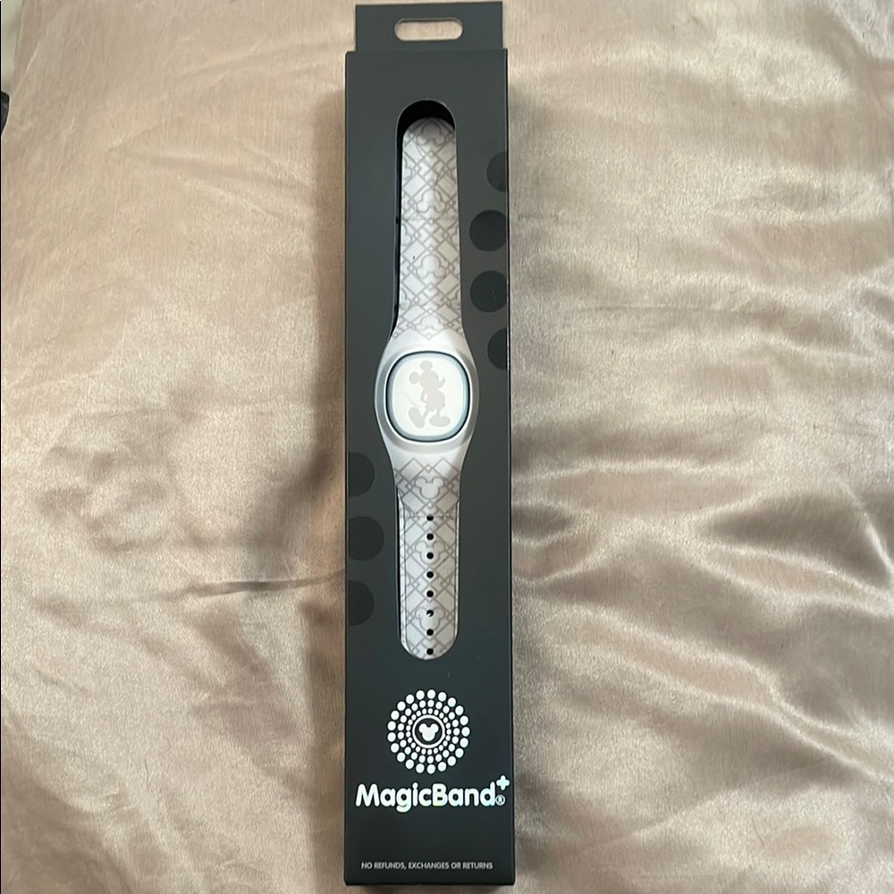 Disney MagicBand+ in Black and White Mickey. Unused. Not linked.